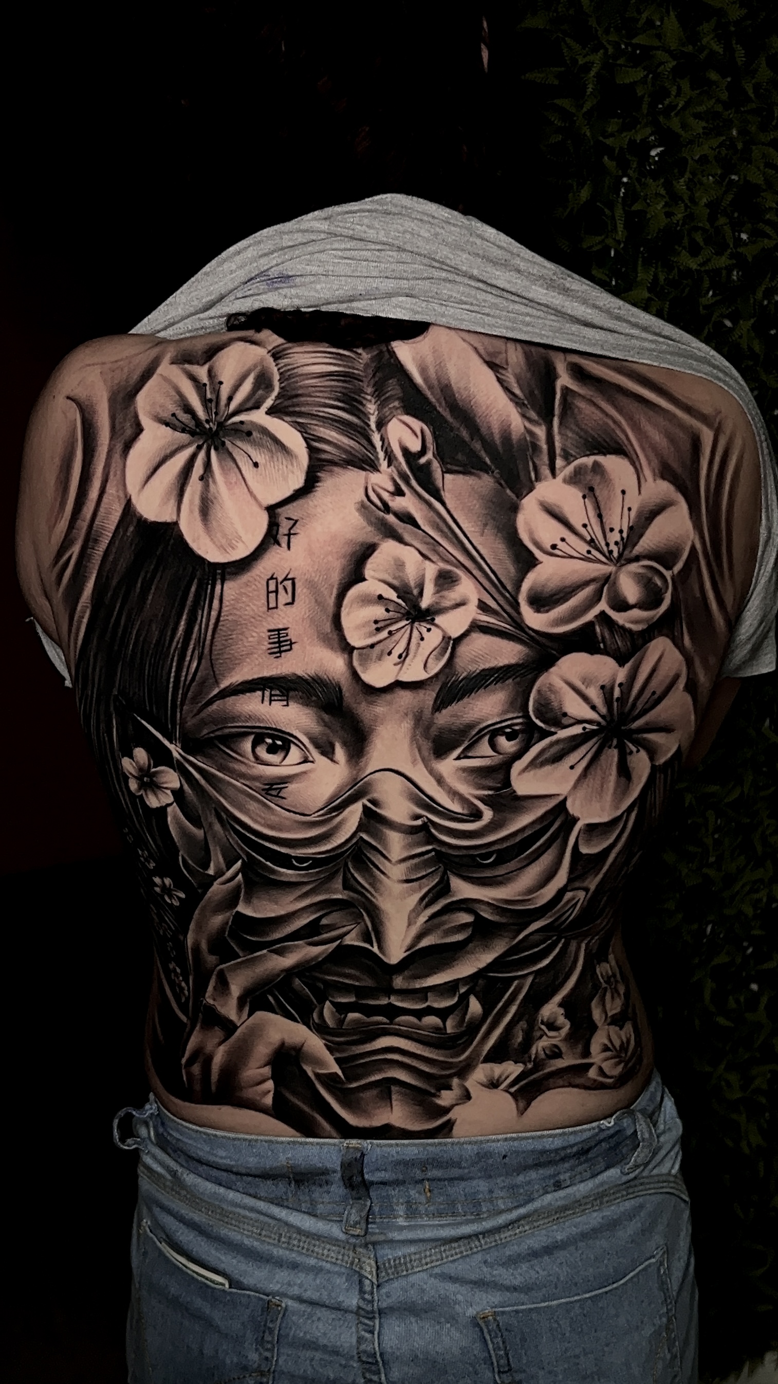 Fechamento de costas com máscara oni e flores de cerejeira