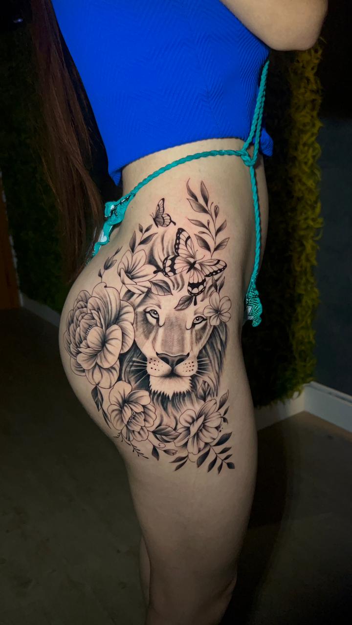 Tatuagem de leão e flores