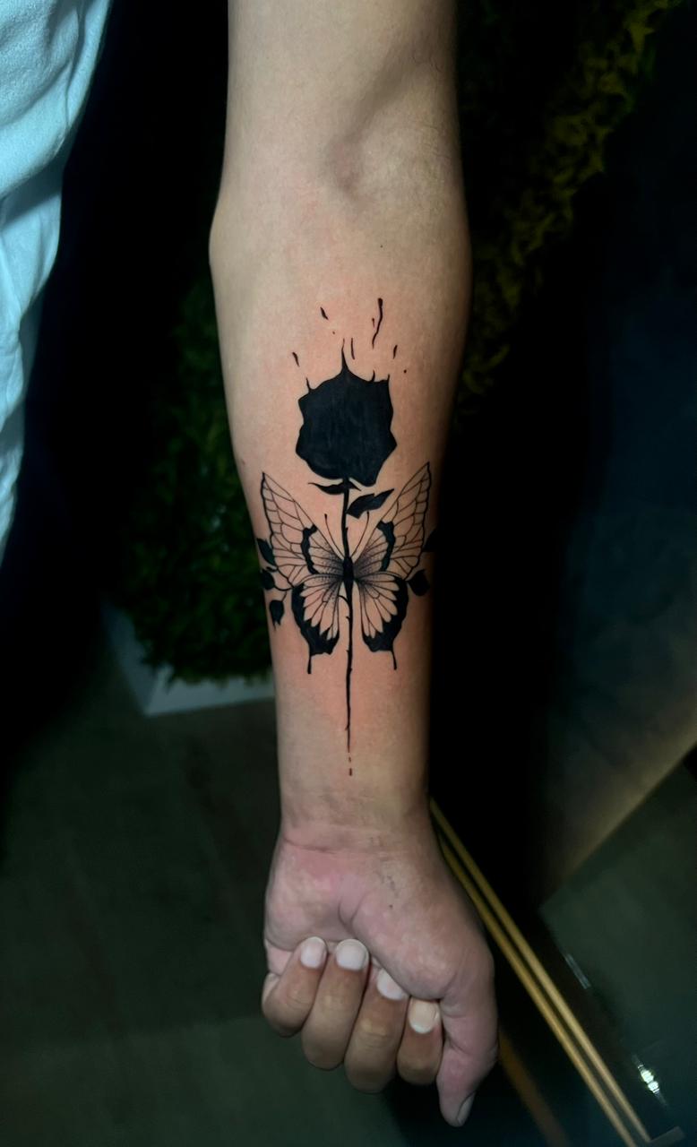 Tatuagem de rosa e borboleta
