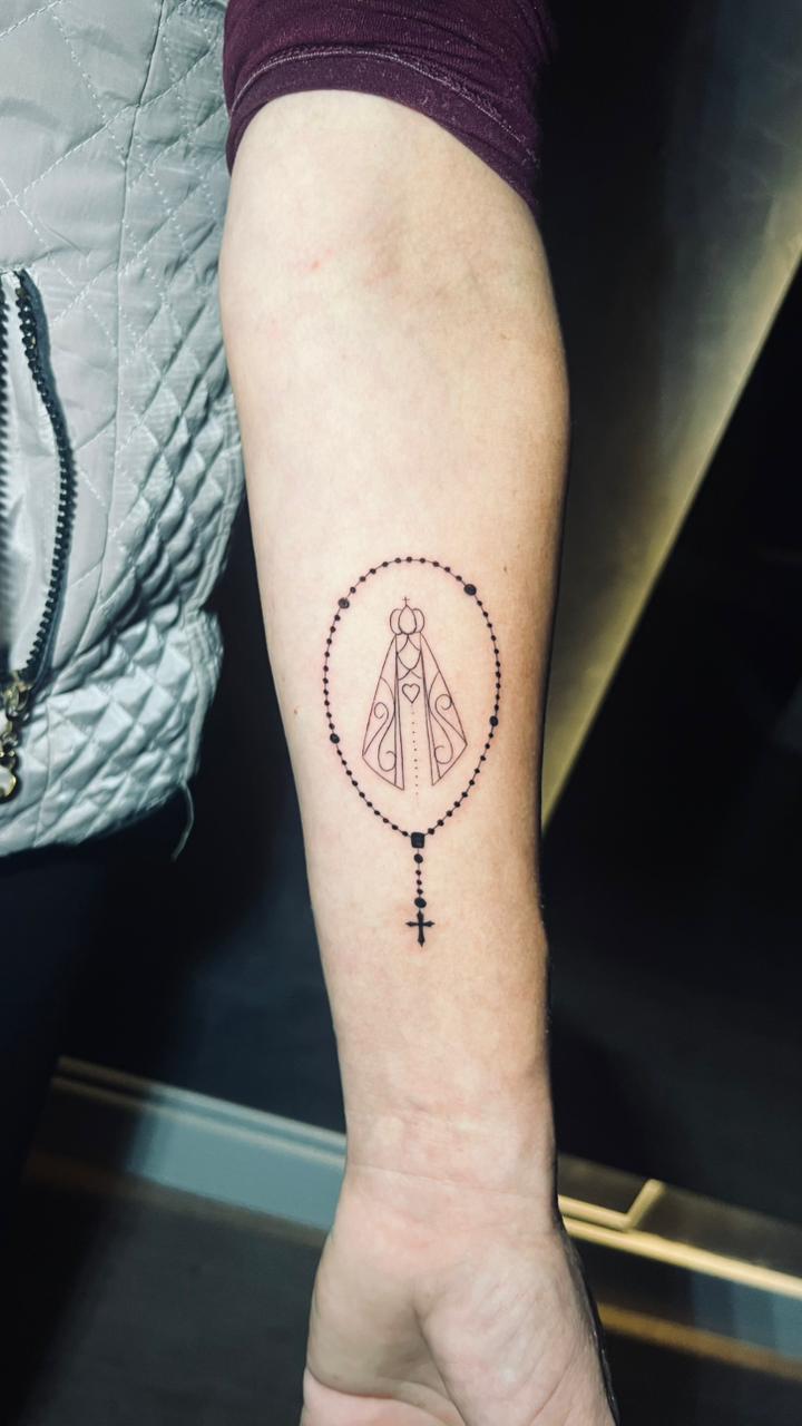 Tatuagem fine line religiosa