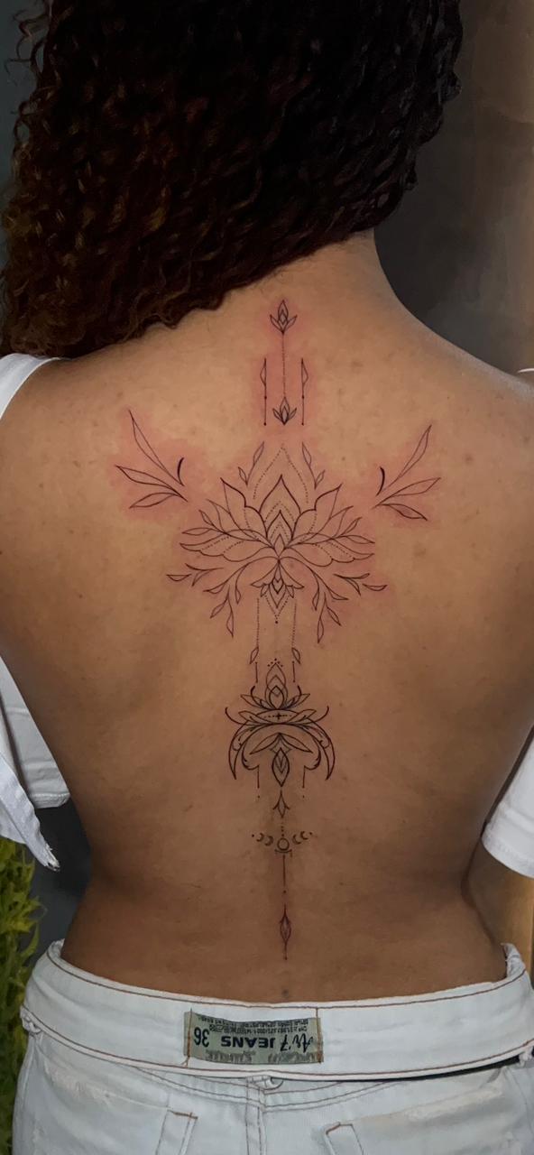 Tatuagem ornamental nas costas