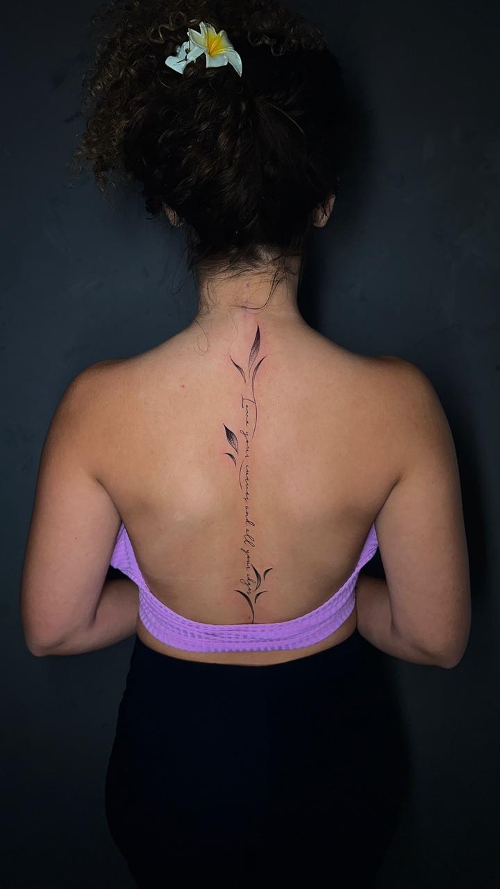 Lettering tattoo nas costas